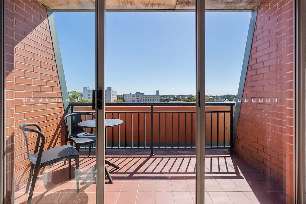 Camperdown Cozy Corner 10 - Property suite and interior view