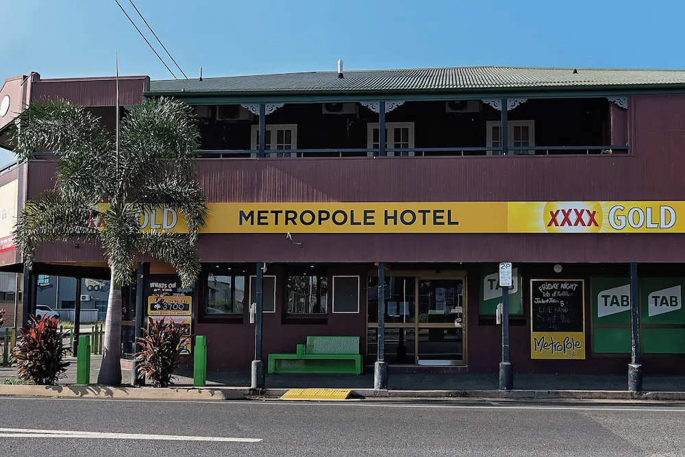 Hotel Metropole Proserpine - Guest room and accommodations