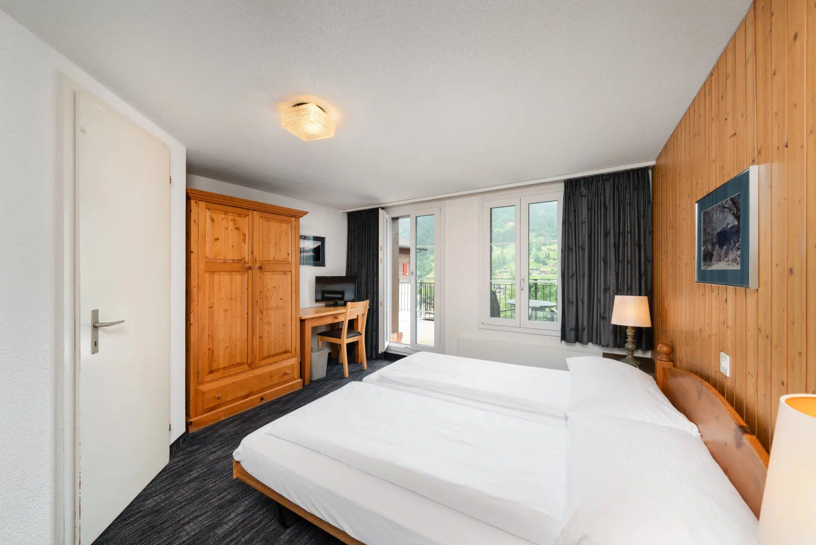 Jungfrau Lodge Swiss Mountain Hotel in Grindelwald - Property suite and interior view