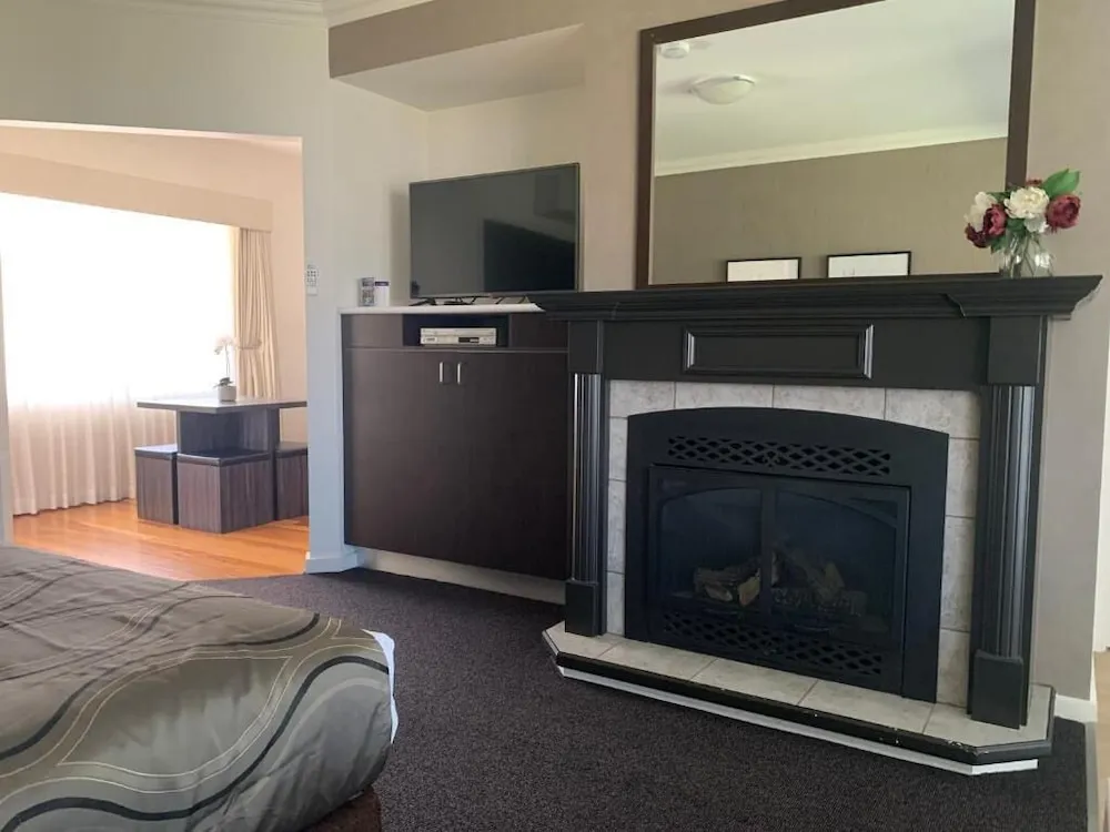 Blazing Stump Motel %26 Suites - Property photo 14