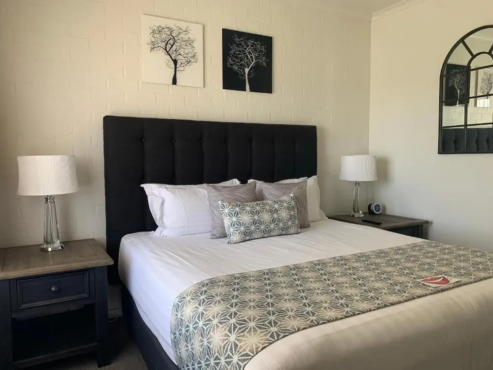 Blazing Stump Motel %26 Suites - Property photo 16
