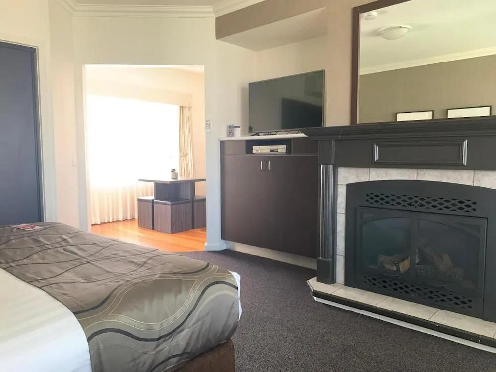 Blazing Stump Motel %26 Suites - Property suite and interior view