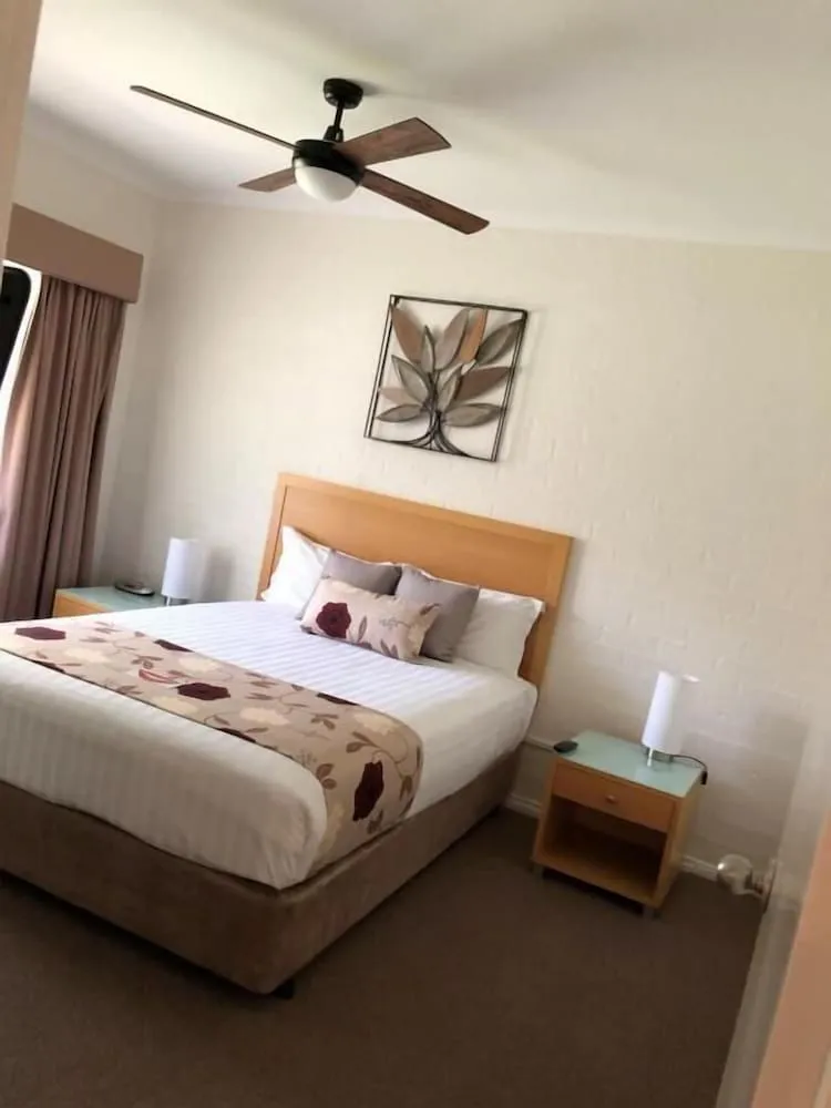 Blazing Stump Motel %26 Suites - Property photo 7