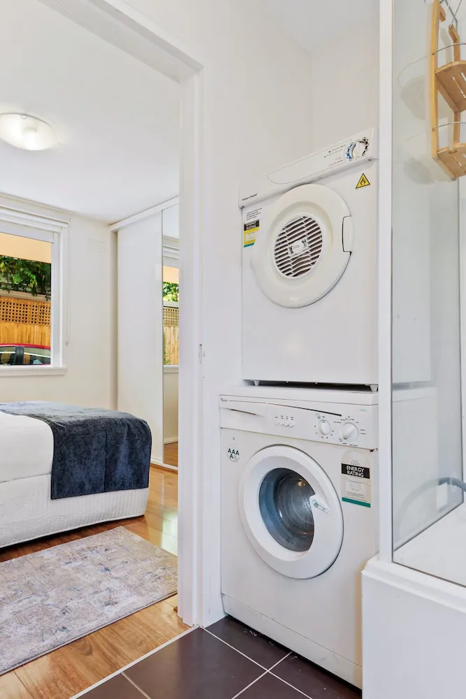 Snug St Kilda Apartment With Private Courtyard - Property photo 12