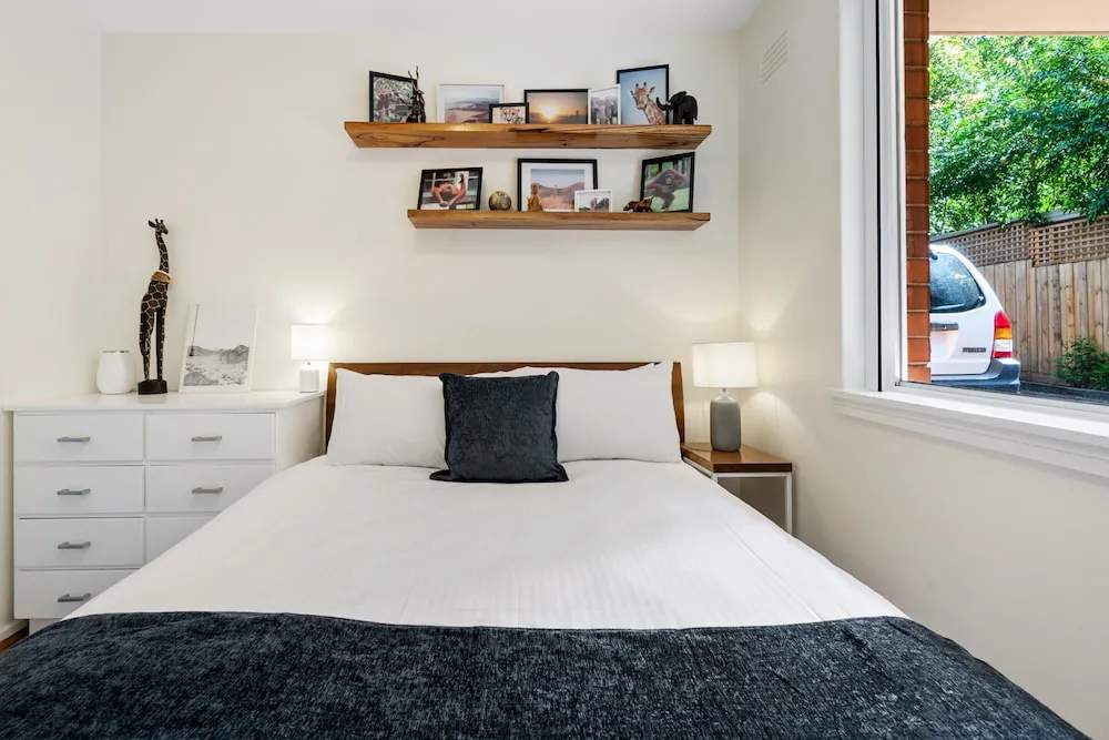 Snug St Kilda Apartment With Private Courtyard - Guest room and accommodations