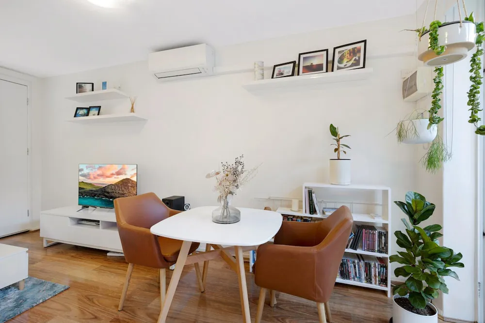 Snug St Kilda Apartment With Private Courtyard - Dining area and restaurant