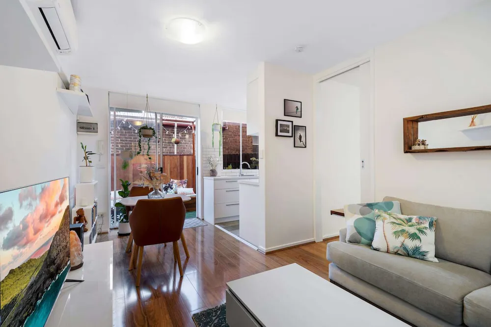 Snug St Kilda Apartment With Private Courtyard - Property photo 7