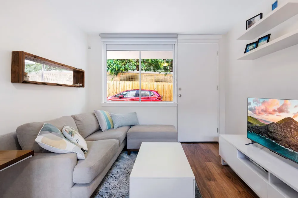 Snug St Kilda Apartment With Private Courtyard - Property photo 8