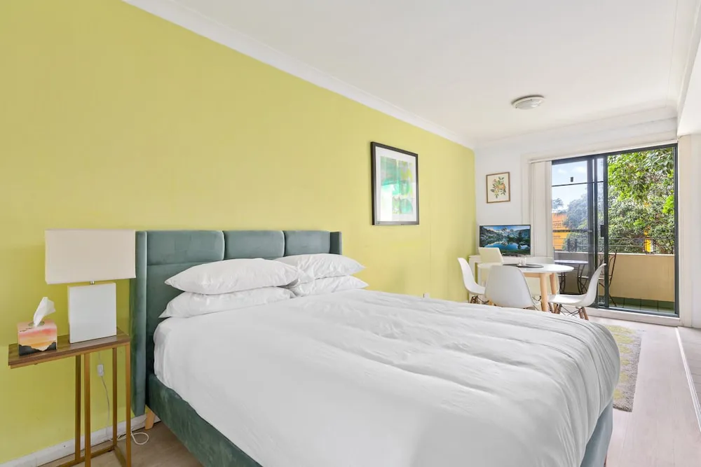 Serene Studio With Balcony In Prime Location - Dining area and restaurant