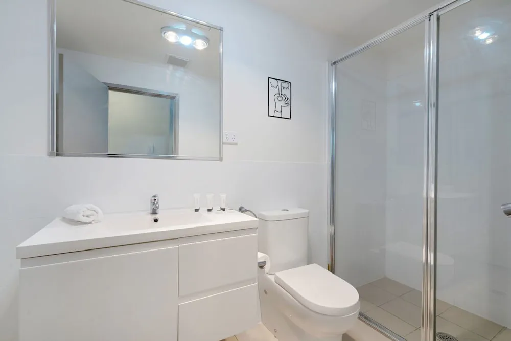 Elegant 2 Bed Apartment With Balcony - Property photo 10