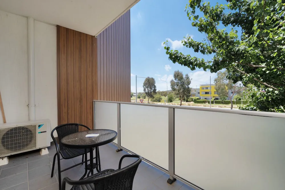 Elegant 2 Bed Apartment With Balcony - Property photo 11