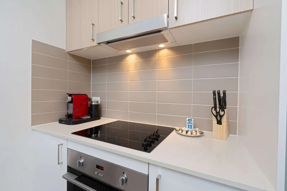 Elegant 2 Bed Apartment With Balcony - Hotel amenities and facilities