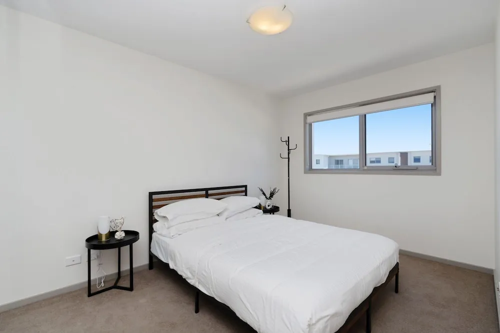 Elegant 2 Bed Apartment With Balcony - Dining area and restaurant