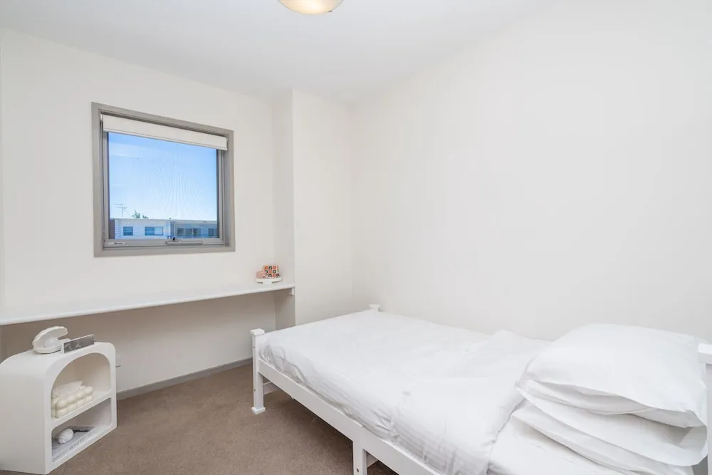 Elegant 2 Bed Apartment With Balcony - Property suite and interior view