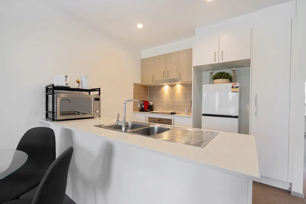 Elegant 2 Bed Apartment With Balcony - Property photo 6