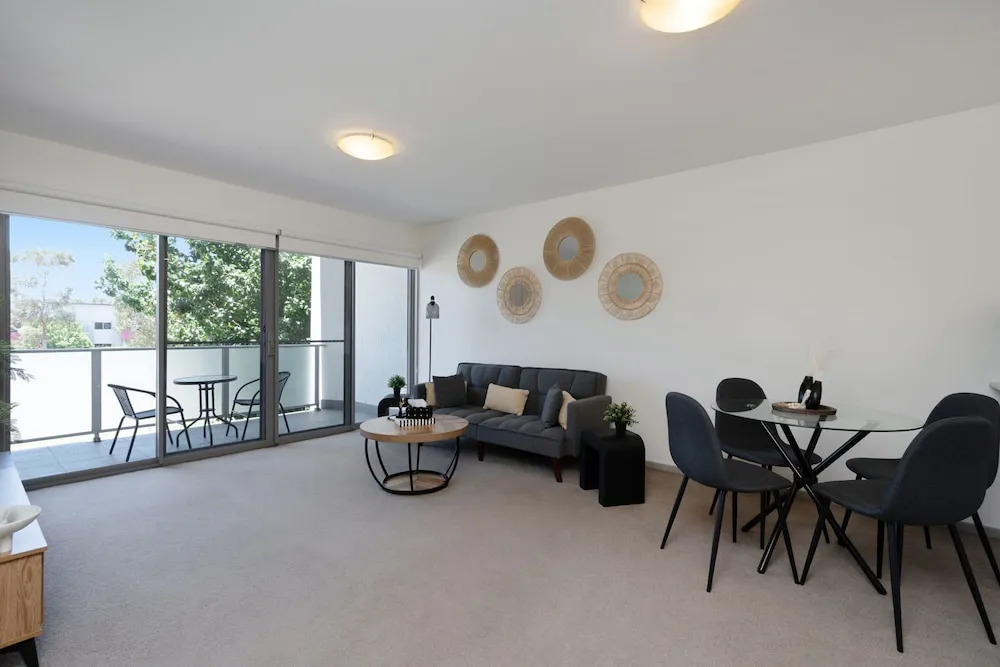 Elegant 2 Bed Apartment With Balcony - Property photo 9