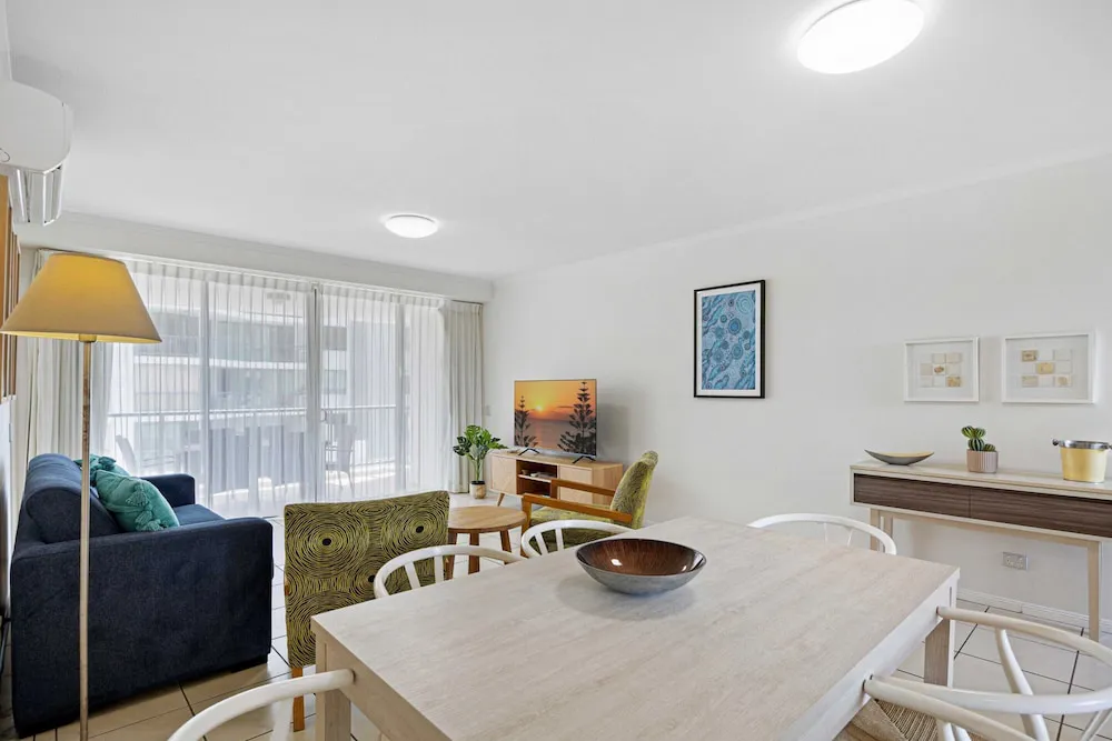 Beachside 2 Bed With Pools Gym Bbq And Parking - Property photo 15