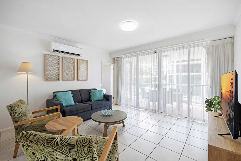 Beachside 2 Bed With Pools Gym Bbq And Parking - Property photo 17