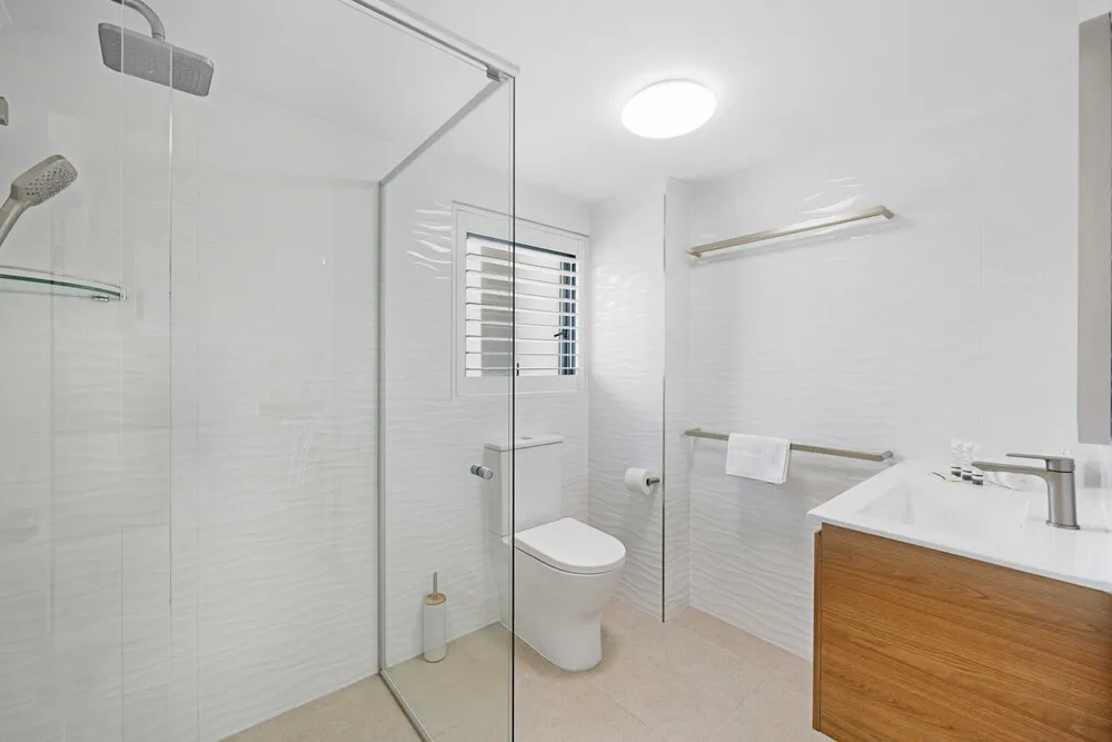 Beachside 2 Bed With Pools Gym Bbq And Parking - Property photo 19