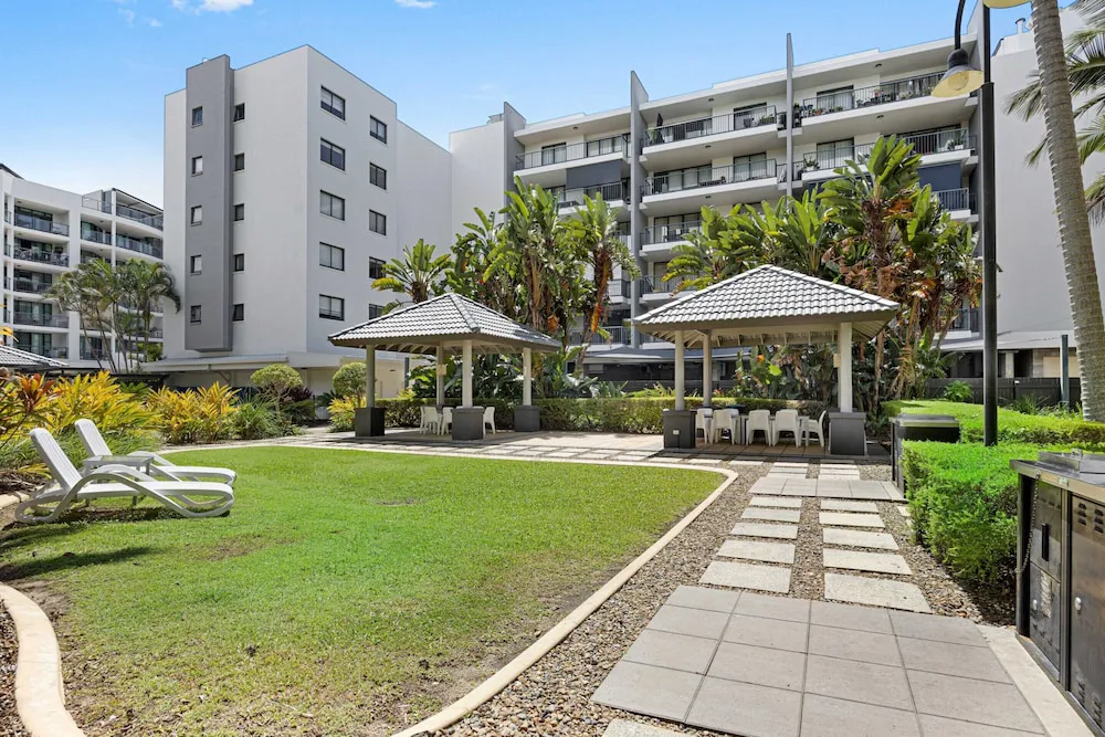 Beachside 2 Bed With Pools Gym Bbq And Parking - Property suite and interior view