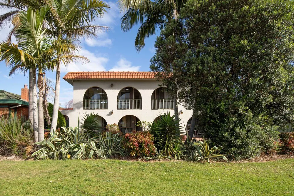 Charming 2 Bed Apartment With Bay Views - Exterior facade and main entrance