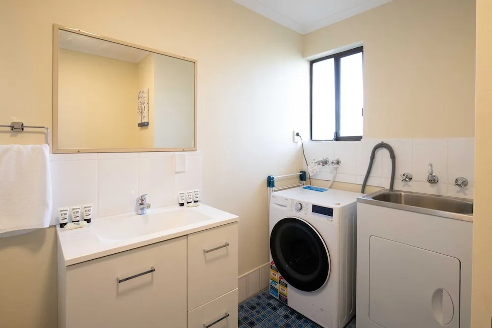 Charming 2 Bed Apartment With Bay Views - Property photo 10