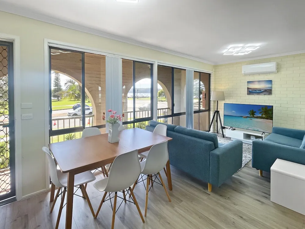 Charming 2 Bed Apartment With Bay Views - Property photo 13