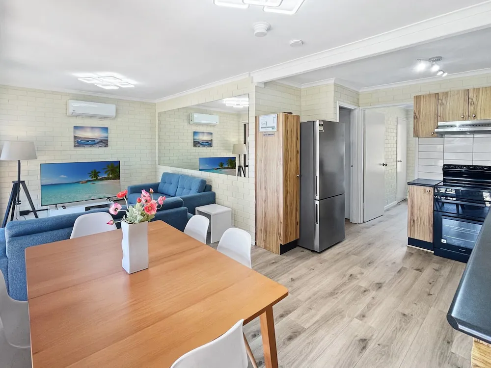 Charming 2 Bed Apartment With Bay Views - Property photo 15