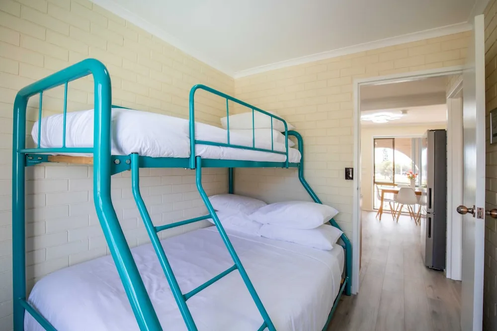 Charming 2 Bed Apartment With Bay Views - Dining area and restaurant