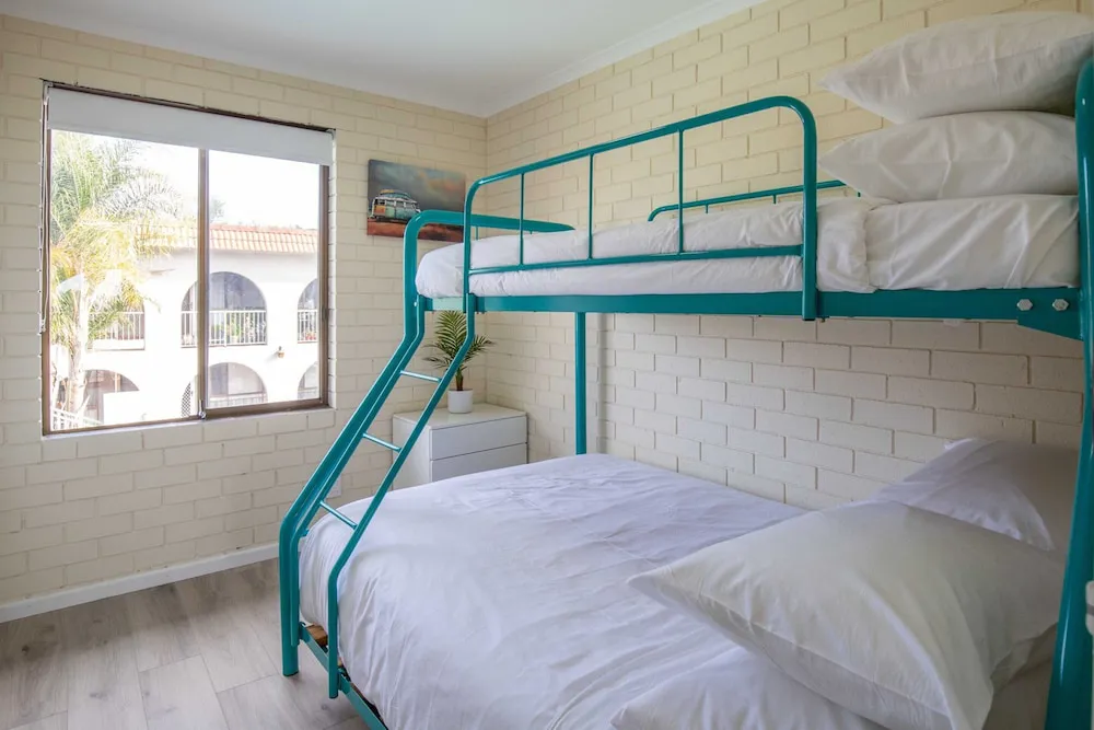 Charming 2 Bed Apartment With Bay Views - Property suite and interior view
