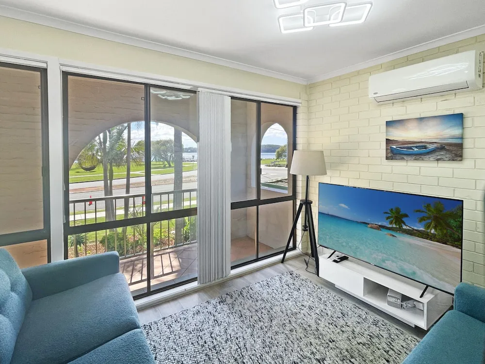 Charming 2 Bed Apartment With Bay Views - Property photo 8