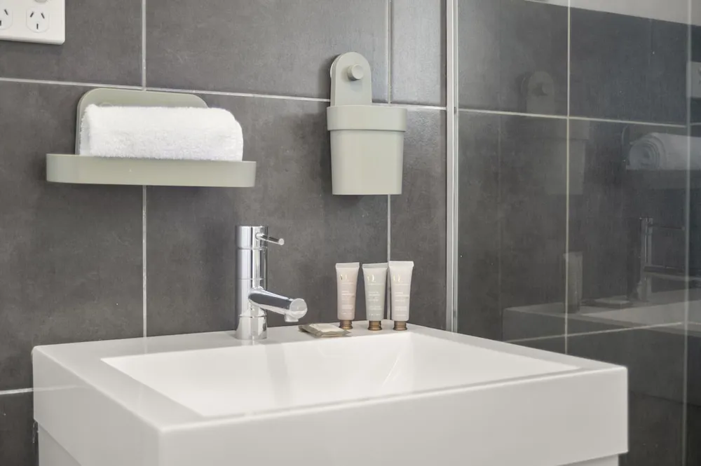 Sleek Richmond 1 Bed Close To Everything - Property photo 12