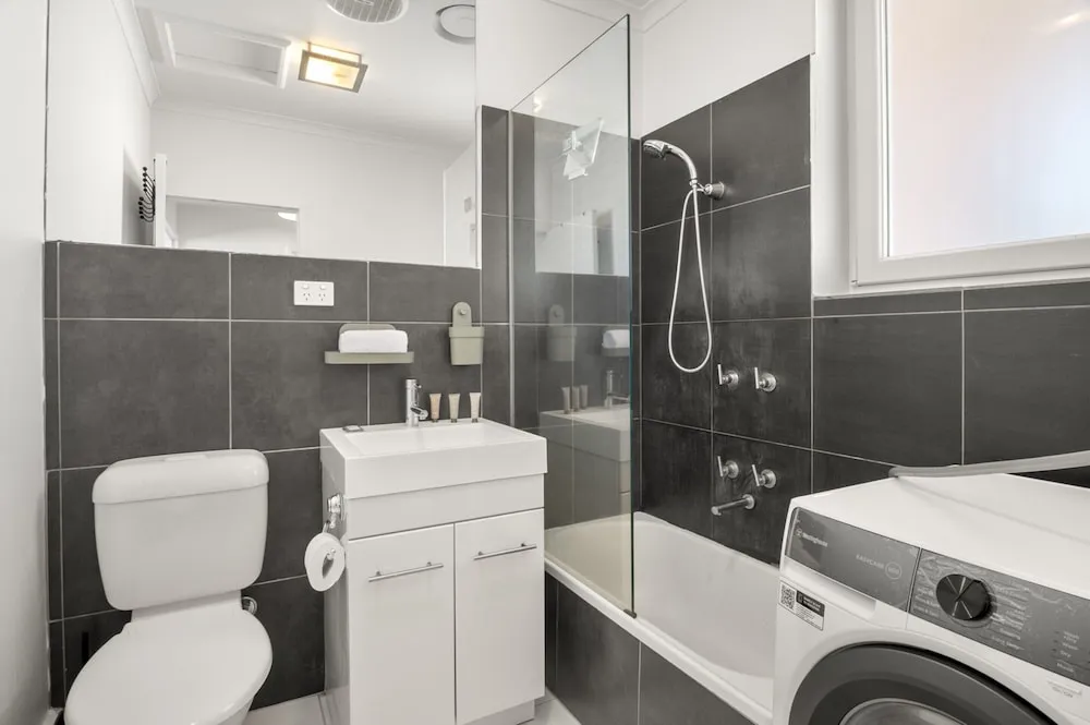 Sleek Richmond 1 Bed Close To Everything - Property photo 13