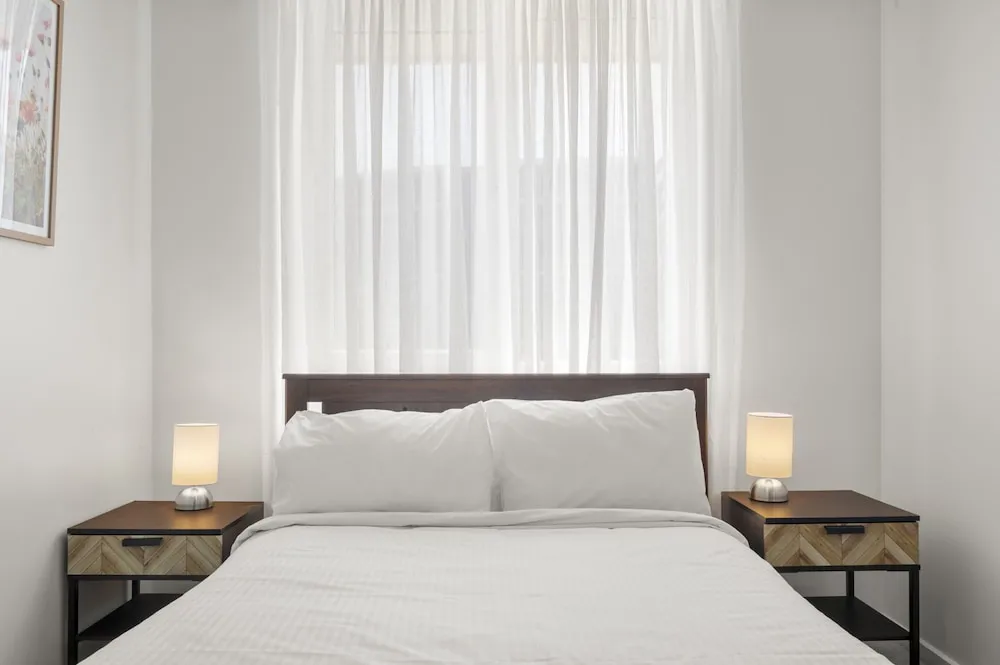 Sleek Richmond 1 Bed Close To Everything - Property suite and interior view