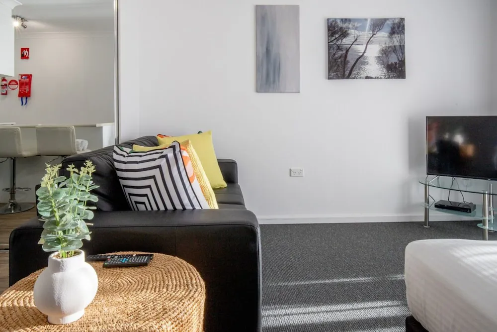 Seafront Getaway Studio Great Location With Pool - Property photo 11