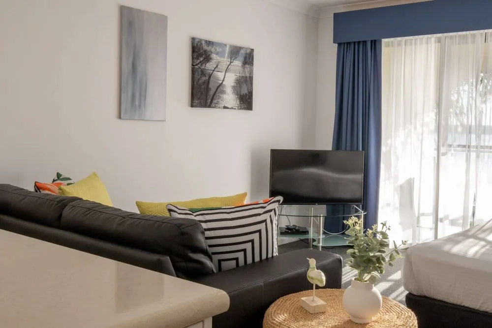 Seafront Getaway Studio Great Location With Pool - Property photo 12