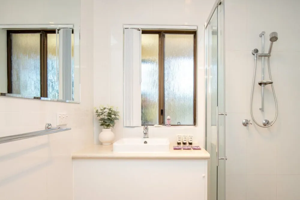 Seafront Getaway Studio Great Location With Pool - Property photo 14