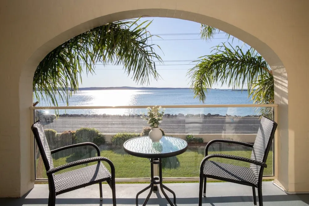 Seafront Getaway Studio Great Location With Pool - Guest room and accommodations