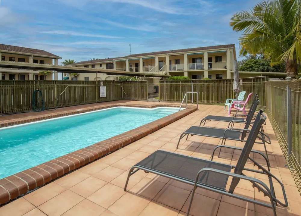 Seafront Getaway Studio Great Location With Pool - Dining area and restaurant