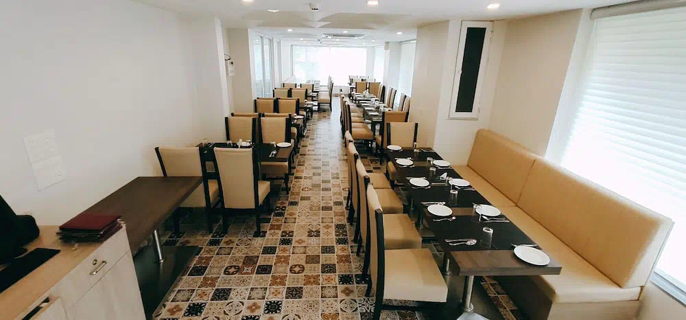Hotel Regent Laguna - Dining area and restaurant