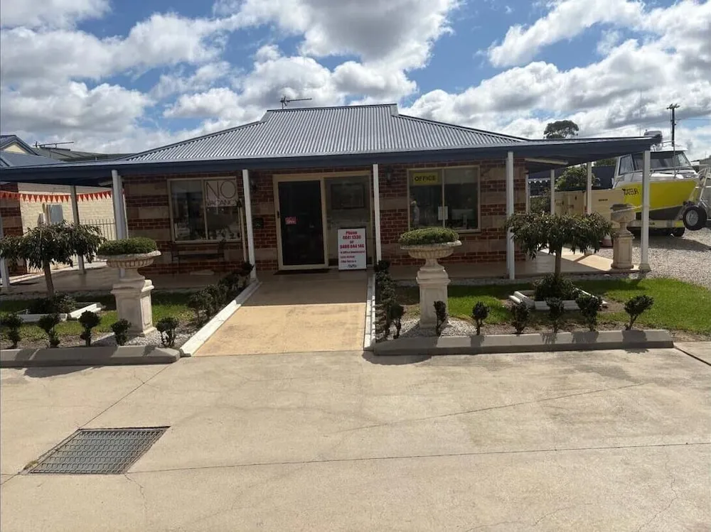 Marulan Motor Inn - Exterior facade and main entrance