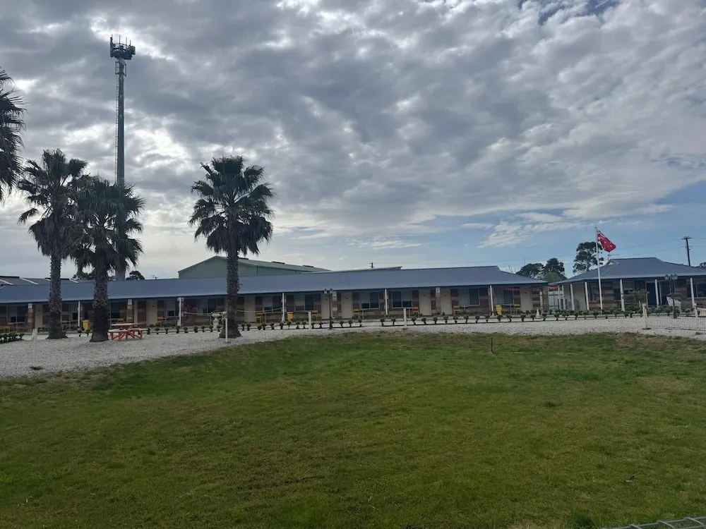 Marulan Motor Inn - Property suite and interior view