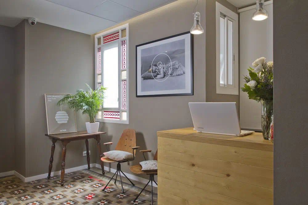 Som Nit Triomf in Barcelona - Property suite and interior view