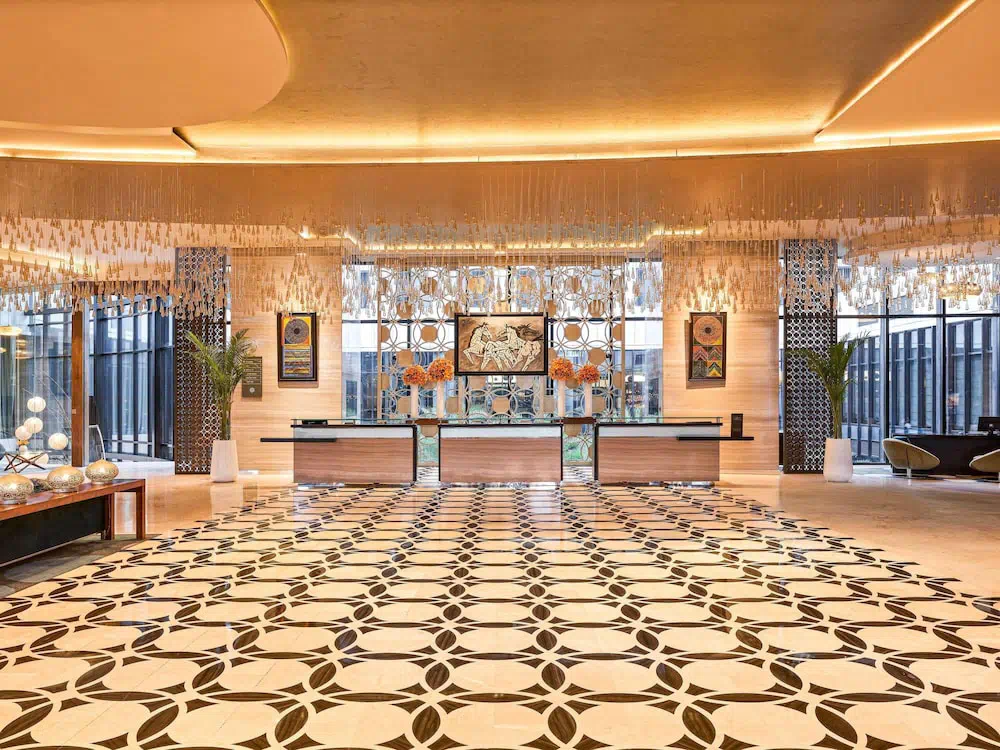 Pullman New Delhi Aerocity Hotel - Dining area and restaurant
