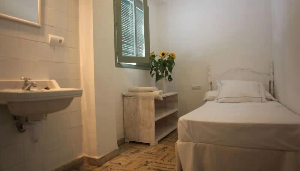 Hostal Juanita in Ibiza Town - Property suite and interior view