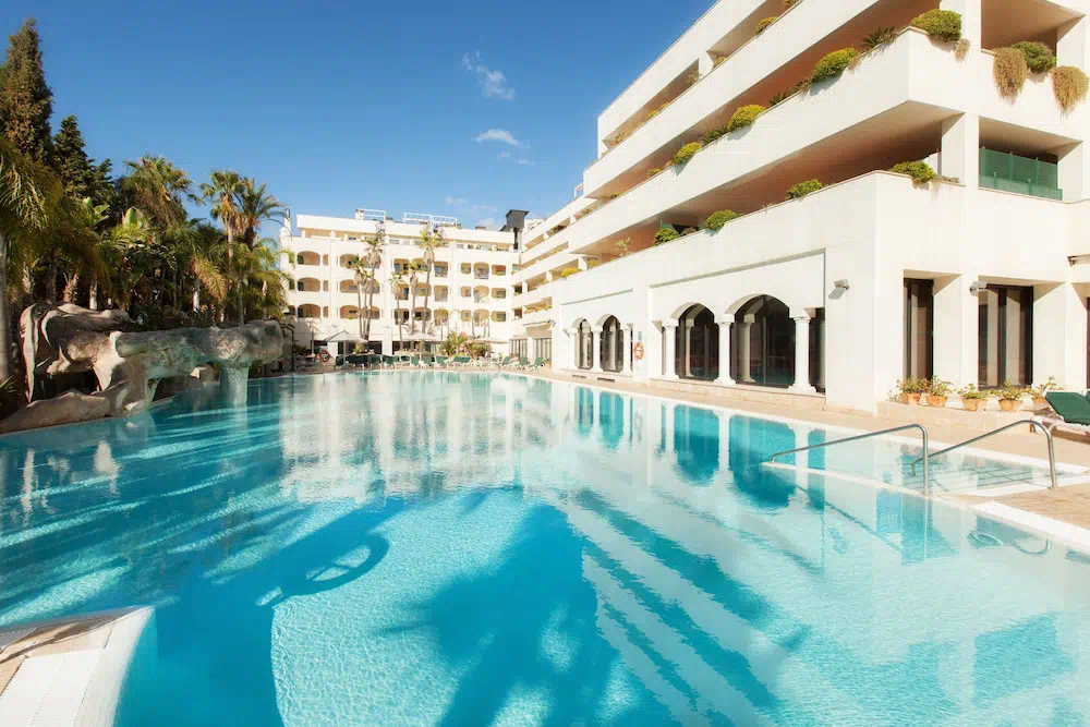 Guadalpin Suites in Marbella - Dining area and restaurant