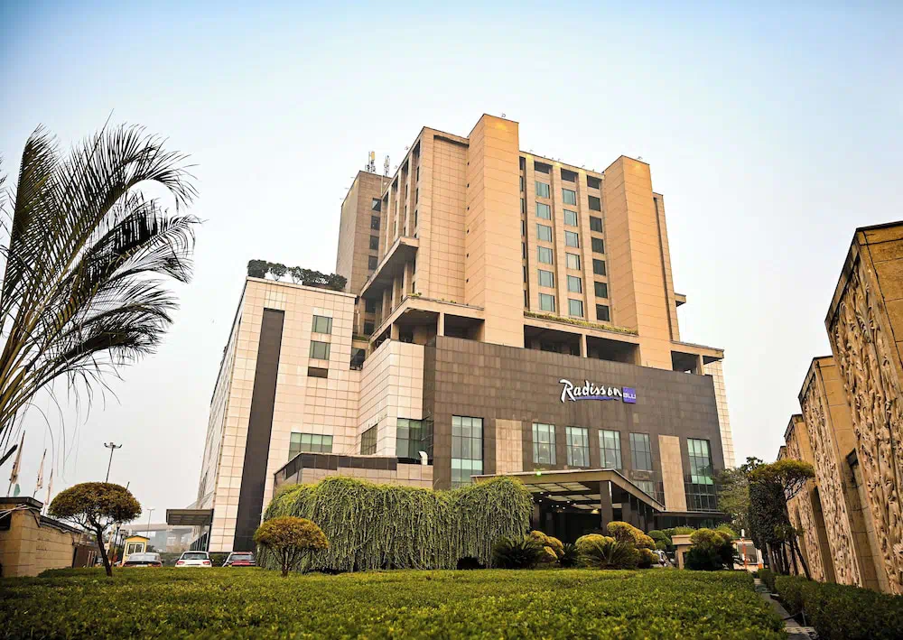 Radisson Blu Hotel New Delhi Paschim Vihar - Dining area and restaurant