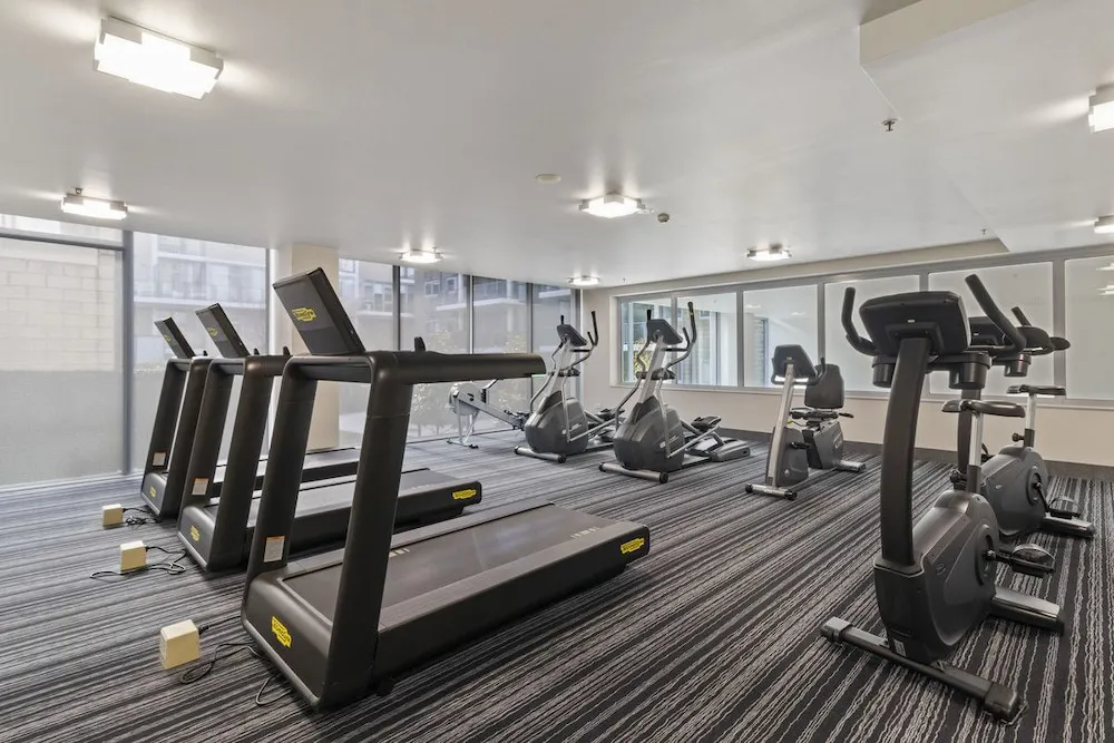 Central Lakeview Apartments - Property suite and interior view