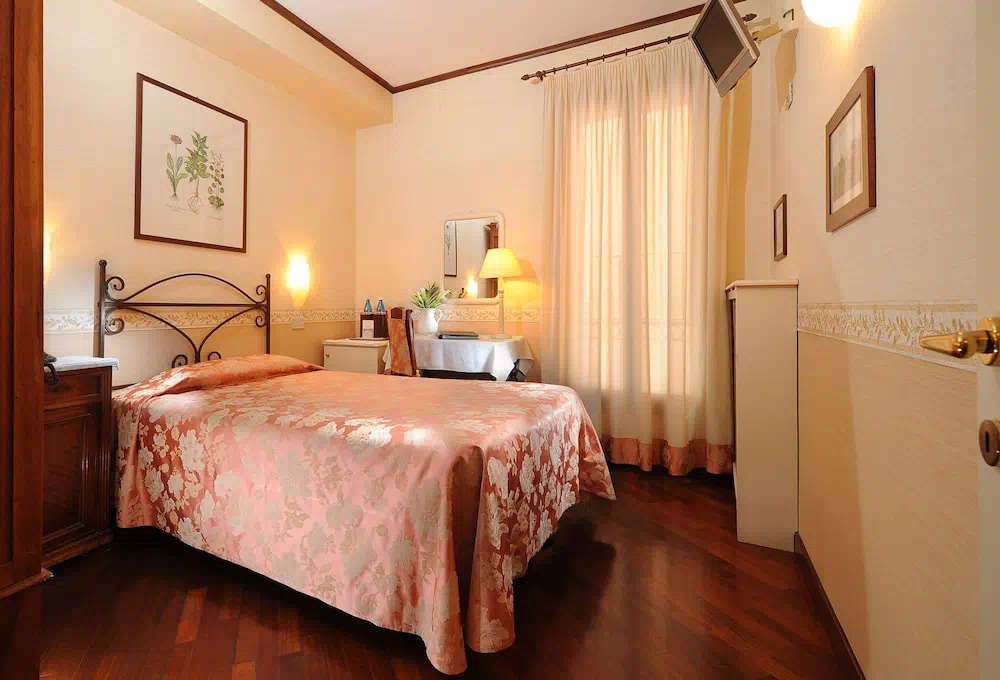 Hotel La Calcina in Venice - Property suite and interior view