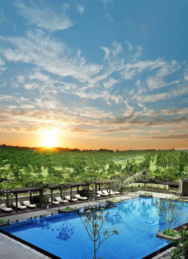 The Leela Ambience Gurugram Hotel Residences The Luxury Urban Sanctuary - Dining area and restaurant
